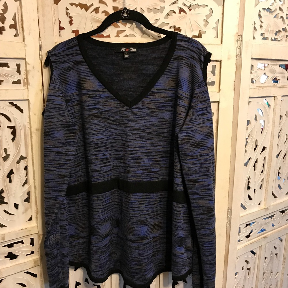Peekaboo shoulder light wt  sweater XL Blue/Black